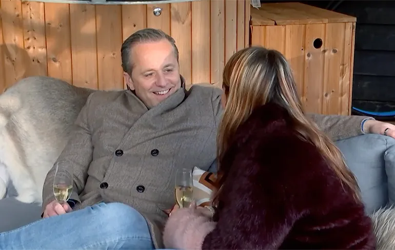 Ondertussen in Lang Leve de Liefde: Handjes boven de dekens...