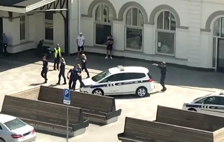 Ondertussen in Leeuwarden: Man bedreigd handhavers met mes bij station