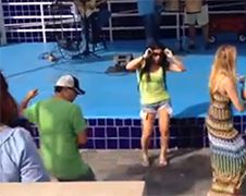 Ondertussen in Miami... Sexy dame danst Salsa