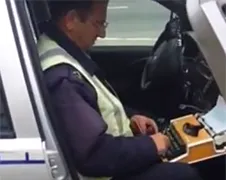 Ondertussen in Servië... Agent maakt boete op