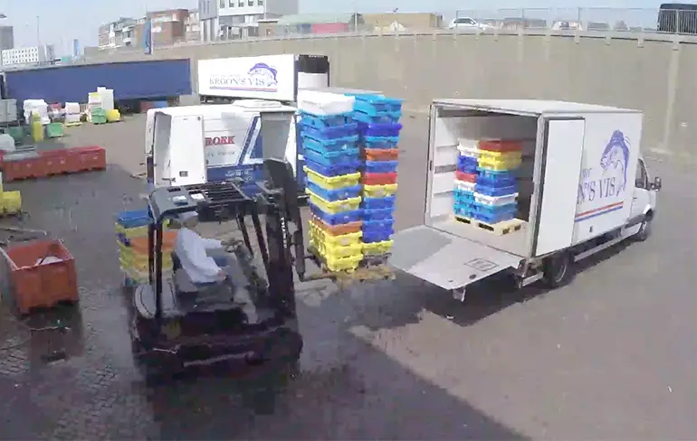 Ondertussen op de visafslag van IJmuiden... Nat pak!