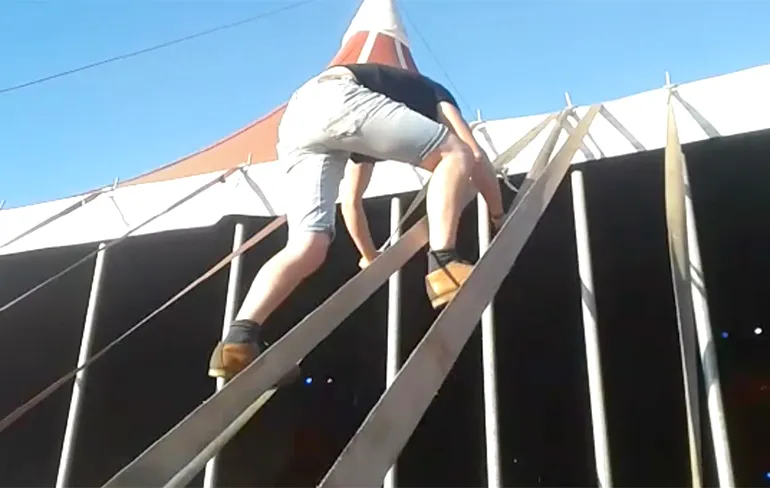 Ondertussen op de Zwarte Cross: Sneeuwengel maken op de Megatent