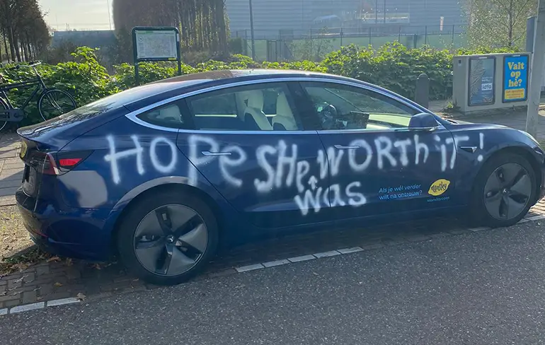 Ondertussen op een auto in Amsterdam: "Hope she was worth it!"