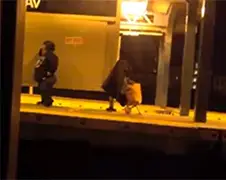 Ondertussen op een metrostation in New York... Raar tafereeltje!
