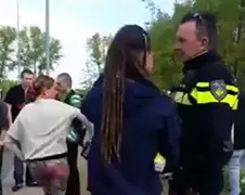 Ondertussen op een parkeerplaats... Eins, Zwei, Polizei!