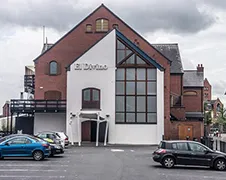 Ondertussen op een parkeerplaats in Belfast...