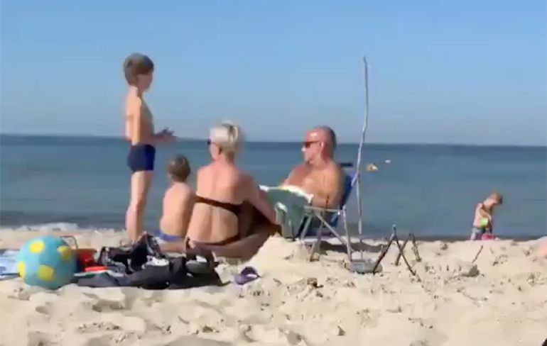 Ondertussen op een Spaans strand: Papa moet extra ingesmeerd worden