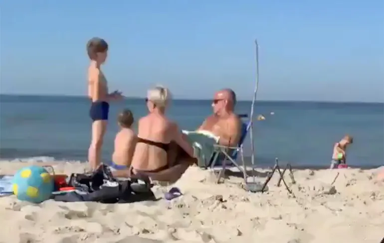 Ondertussen op een Spaans strand: Papa moet extra ingesmeerd worden