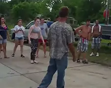 Ondertussen op het trailer park... Een tegen een wordt tien tegen tien!