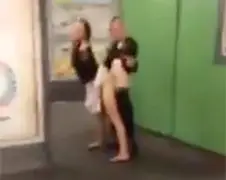 Ondertussen 's ochtends op een metrostation in Berlijn...