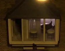 Ondertussen tegenover een studentenhuis in Utrecht...