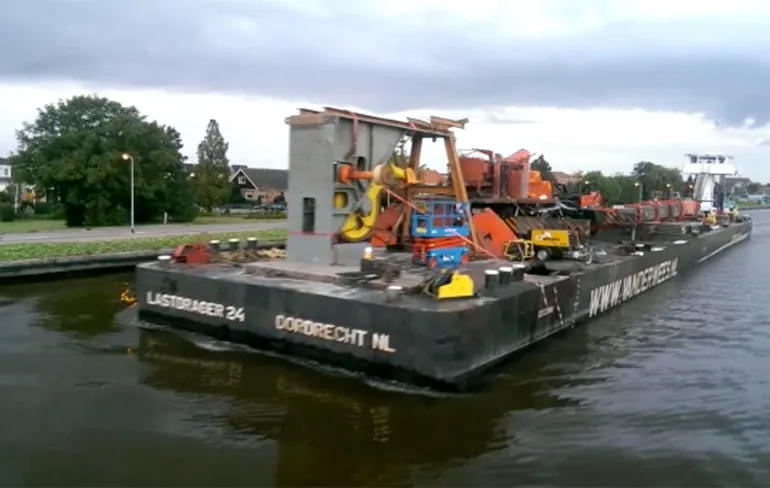 Ondertussen ter hoogte van Boskoop: De bekendste kraan van Nederland!