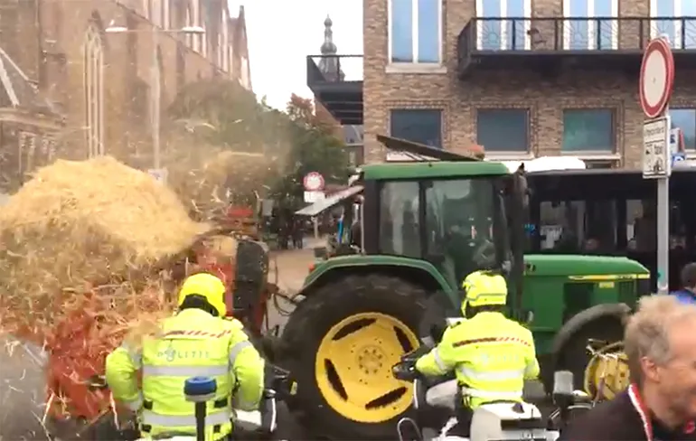 Ondertussen tijdens boerenprotest in Groningen: Warm welkom voor motormuizen