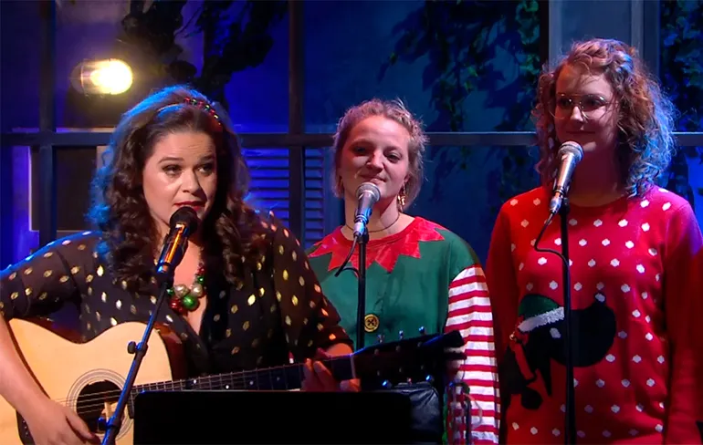 Ondertussen tijdens Ladies Night: Vrouw krijgt kerstgevoel van pijpen...