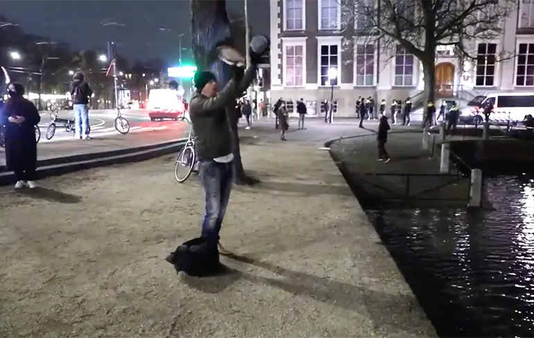 Ondertussen tijdens lawaai-demonstratie tijdens toespraak: Dat is pech, pan weg!