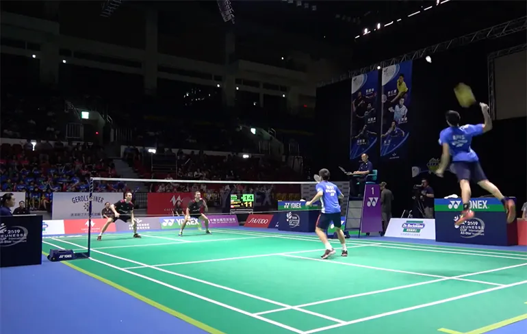 Ondertussen tijdens potje Badminton: Smashen als een malle