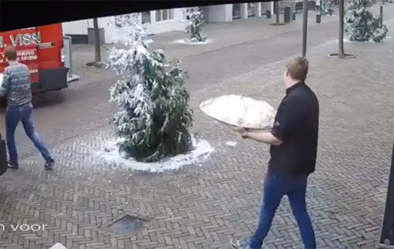 Ondertussen voor de deur bij Marco's eetcafe in Joure...