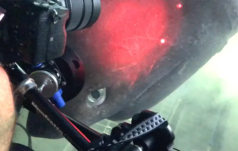 Onderzoekers in duikbootje staan oog in oog met hele grote haai