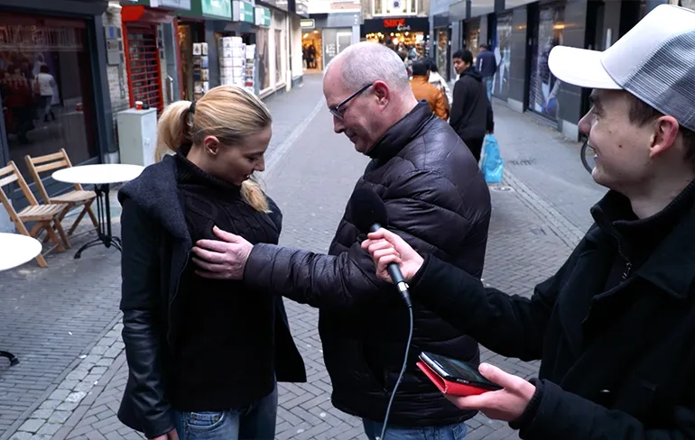 Ongecensureerde versie van Ivey Passion die borsten laat zien op straat