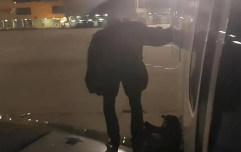 Ongeduldige passagier klimt uit vliegtuig