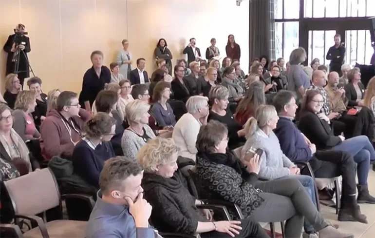 Ongemakkelijke Flashmob van medewerkers verpleeghuis IJsselheem in Kampen