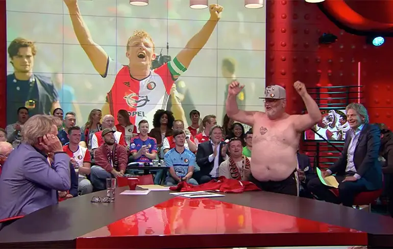 Ongemakkelijke televisie in DWDD als Feyenoord fan tattoo laat zien