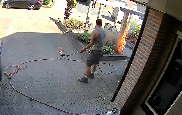 Onkruid wegbranden in Tubbergen gaat fout