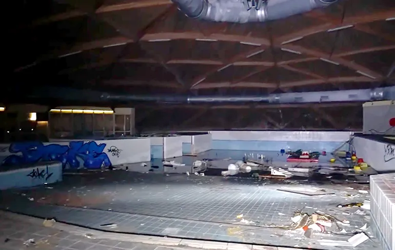 Ook in 2019 is het Aqua Plaza op Ameland nog steeds vervallen en verlaten