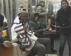 Ook wel eens verlegen tegenover een meisje gezeten in de bus of metro?