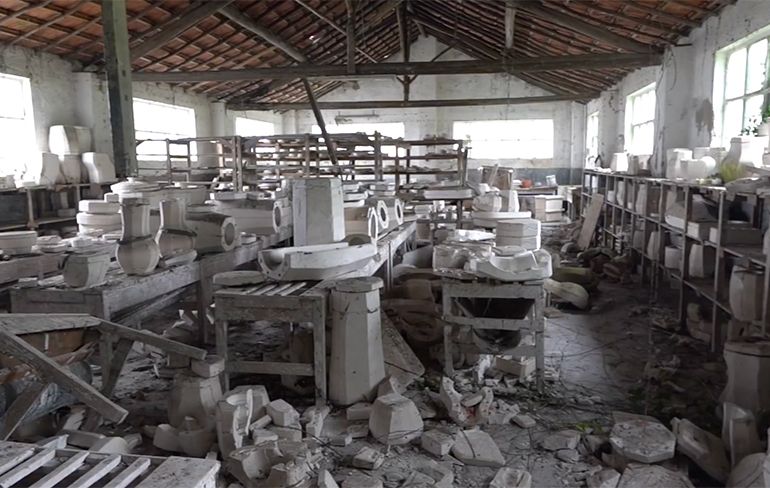 Op bezoek in een verlaten fabriek waar keramiek gemaakt werd