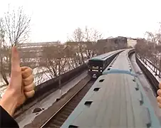 Op dak trein rennen als ochtendgymnastiek in Moskou