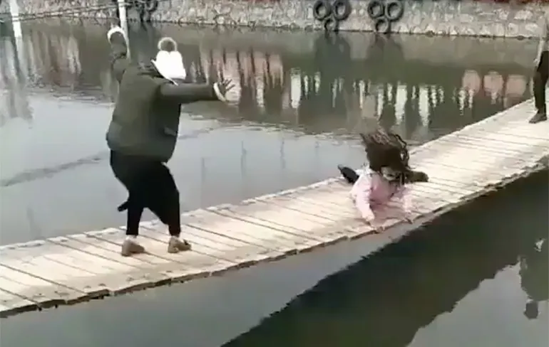Op het verkeerde moment op de verkeerde brug