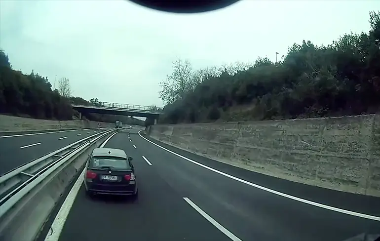 Op linker rijbaan stoppen in Italië is ook geen goed idee