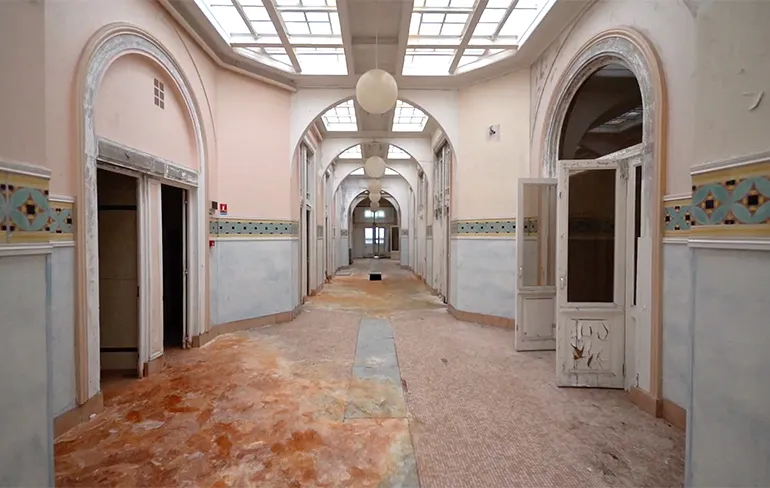 Op pad met Bob Thissen in een verlaten kuuroord in Frankrijk