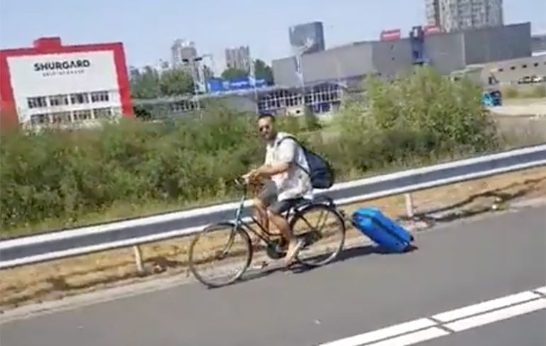 Op vakantie? Dan neem je toch gewoon de fiets over de A10 naar Schiphol!