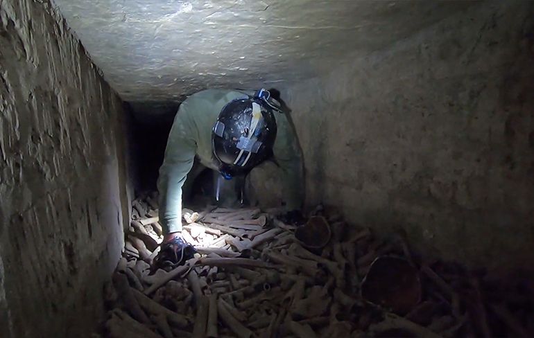 Op zoek naar de troon van menselijke beenderen in de catacomben van Parijs