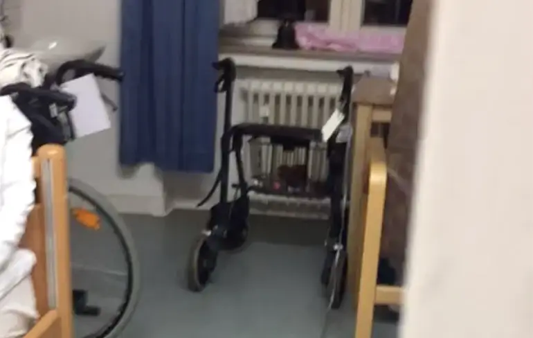 Opa heeft goede stofzuiger in verzorgingshuis