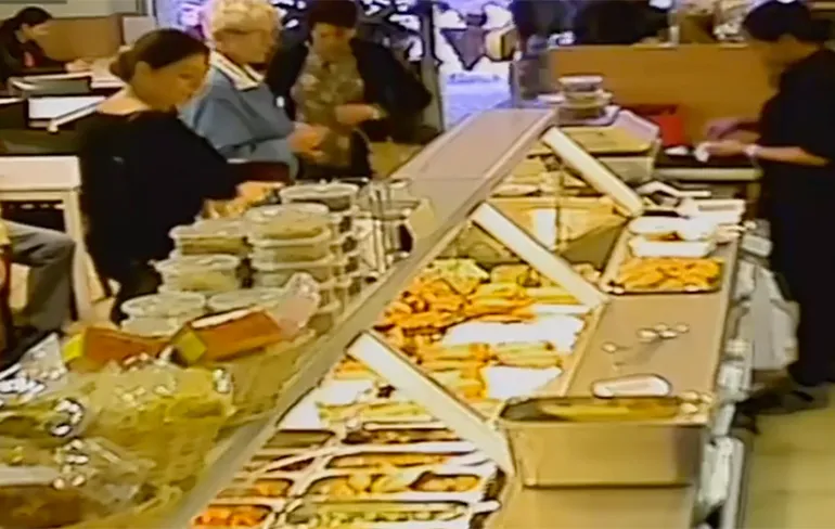 Opa op scootmobiel verliest controle en gaat door glazen deur