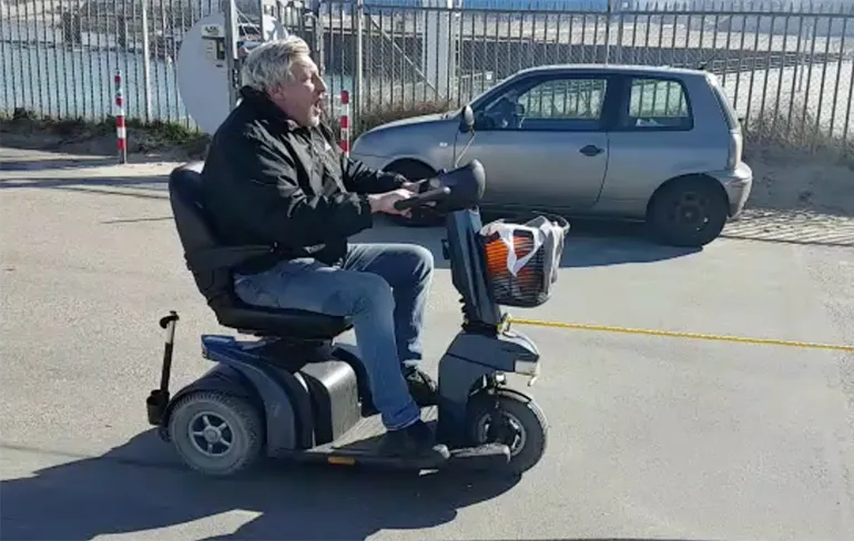 Opa met scootmobiel vermaakt zich wel in Scheveningen