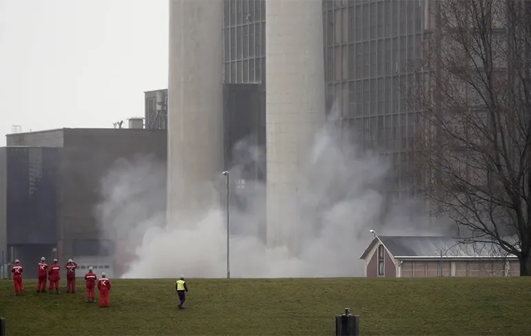 Opblazen van de pijpen oude IJsselcentrale Zwolle