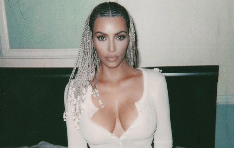 Ophef om kapsel Kim Kardashian op gewaagde foto's die ze plaatste op Insta
