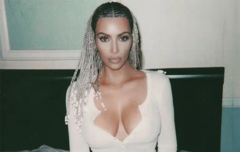 Ophef om kapsel Kim Kardashian op gewaagde foto's die ze plaatste op Insta