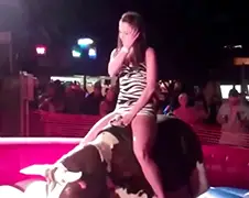 Opkruipend rokje op mechanische stier...
