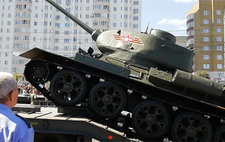 Oprijden van T-34 Tank op truck gaat niet goed