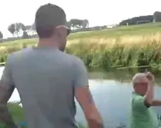 Opsporing verzocht: Mongool die visser in water gooit!