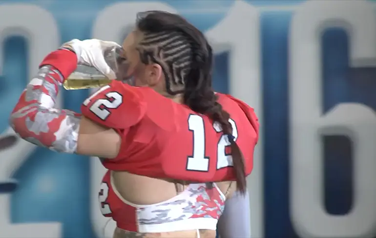 Opstootje tijdens Lingerie Football Game als speelster biertje drinkt!