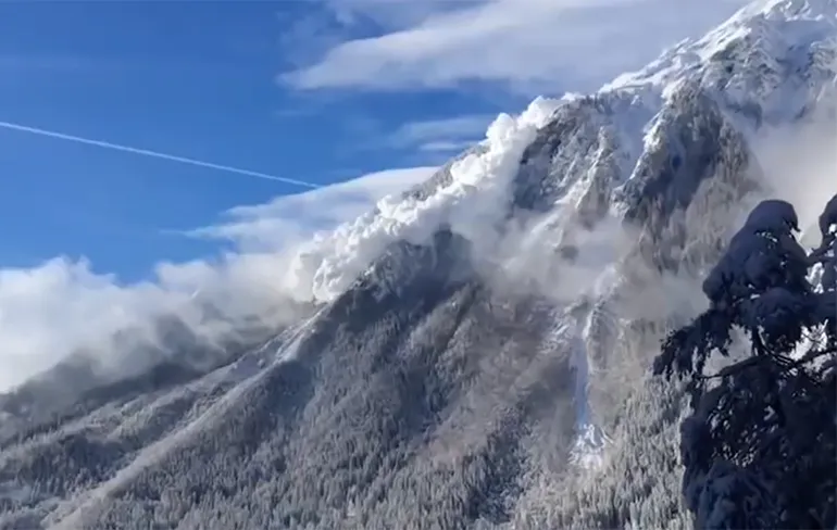 Opzij, opzij! Komt even een Lawine van berg in Zwitserland