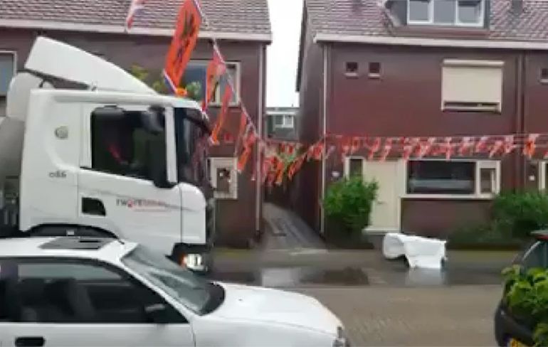 Oranje vlaggetjes hangen te laag voor vuilniswagen