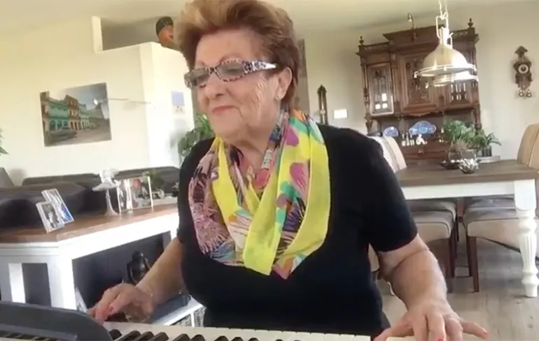 Orgeljoke speelt Wonderful Days van Charly Lownoise en Mental Theo