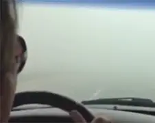 Oud vrouwtje vindt in de mist rijden lastig